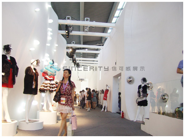 伊華歐秀服裝展臺搭建現場圖 伊華歐秀服裝展臺搭建現場圖
